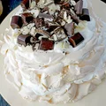 Tort Bezowy z bitą śmietaną - przepis na pyszny i efektowny deser