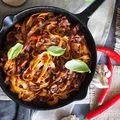 Makaron z pikantnym sosem BBQ
