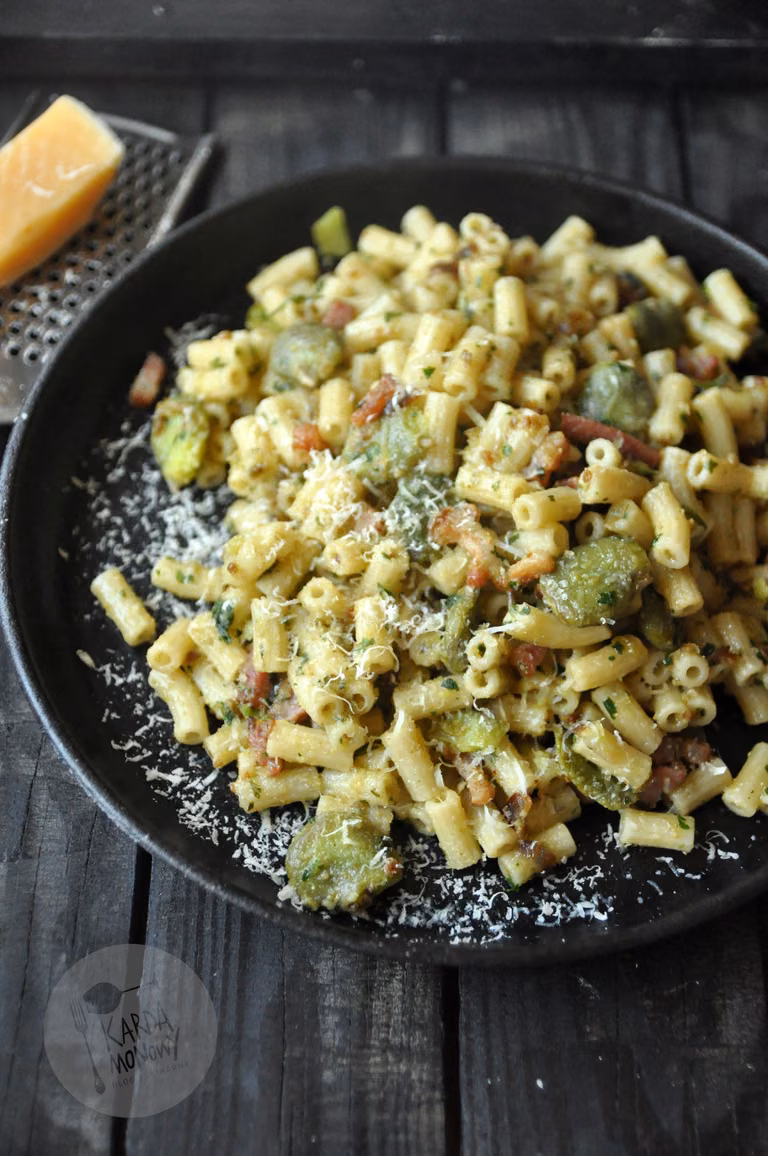 Makaron z bobem, pesto i boczkiem