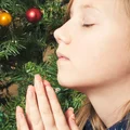Co się mówi przy stole wigilijnym? Tradycyjne słowa, modlitwa i życzenia, które naprawdę mają znaczenie