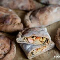 CALZONE Z BAKŁAŻANEM, CEBULĄ I KIEŁBASĄ