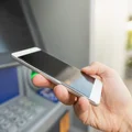 Koniec z bezpłatną wypłatą blikiem z bankomatu! Duży bank wprowadza nowy cennik!