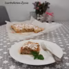 Szarlotka ze smażonym rabarbarem posypana płatkami migdałów