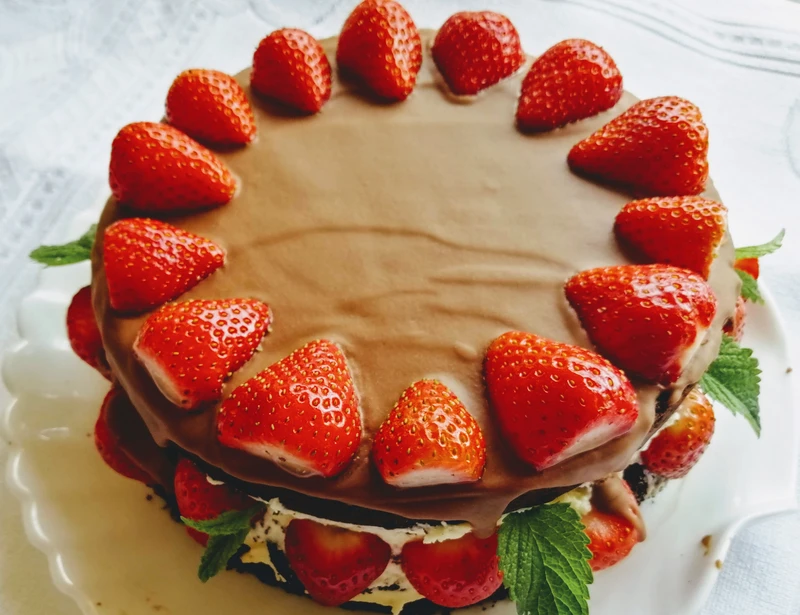Tort czekoladowo-śmietankowy z truskawkami