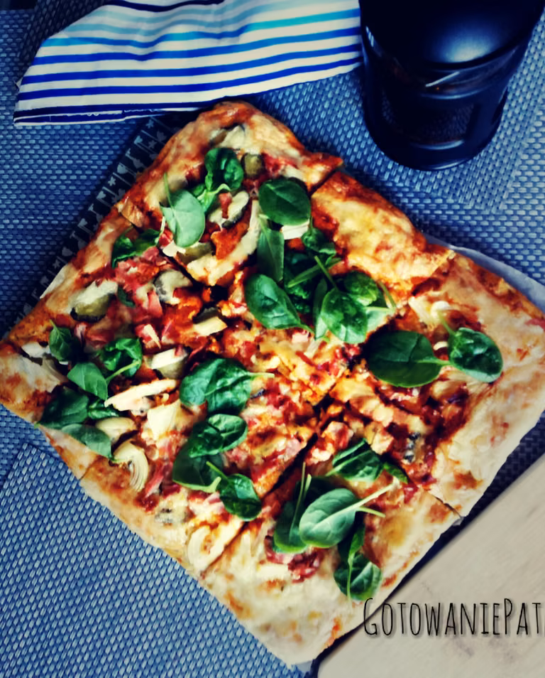 Domowa pizza z domowym sosem pomidorowym