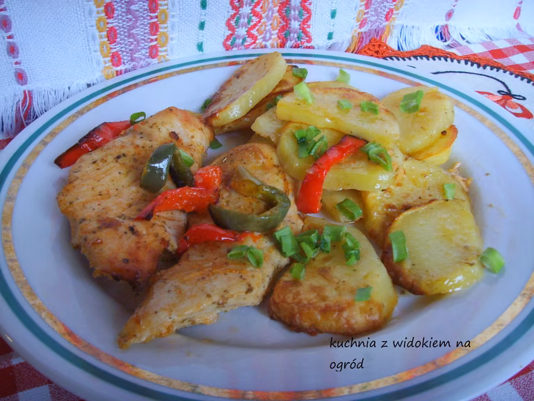 Piersi z kurczaka pieczone z ziemniakami i papryką. Szybkie danie 2w1 z piekarnika.