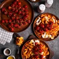 Makaron tagliatelle z pieczonymi pomidorkami i mozzarellą