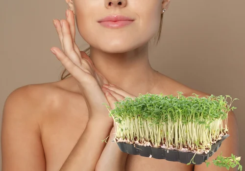 Rzeżucha a włosy i skóra – naturalny sposób na piękny wygląd bez drogich kosmetyków