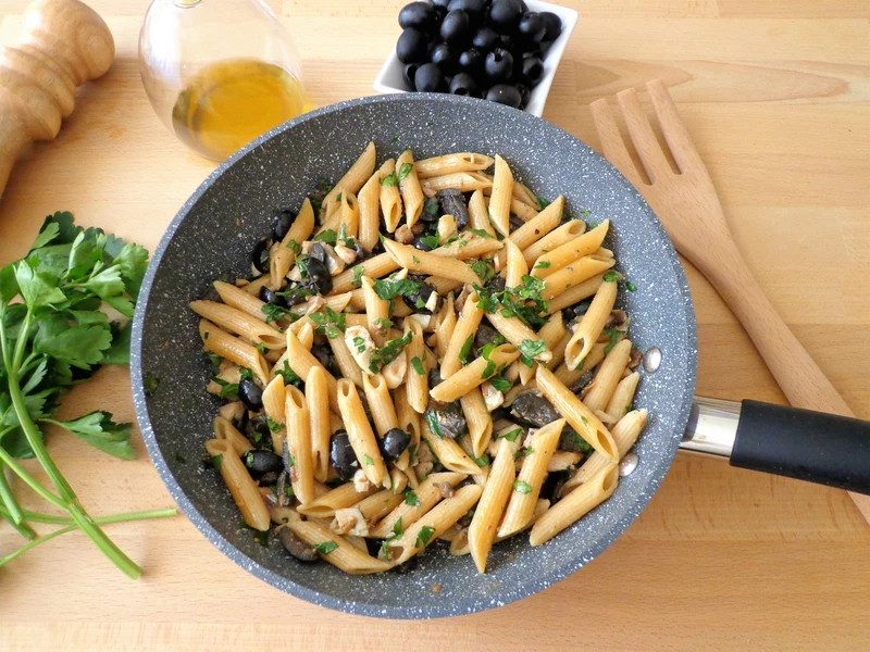 Makaron penne z makrelą, oliwkami, anchois i kaparami