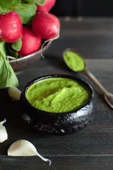Pesto z liści rzodkiewki – wersja II (także dla wegan)
