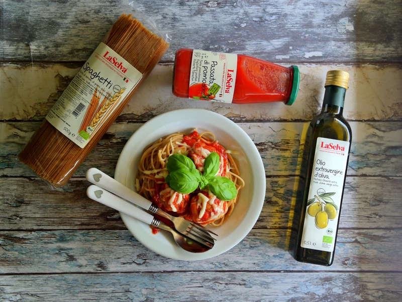 SPAGHETTI Z SOSEM POMIDOROWYM I MIĘSNO WARZYWNYMI KULKAMI