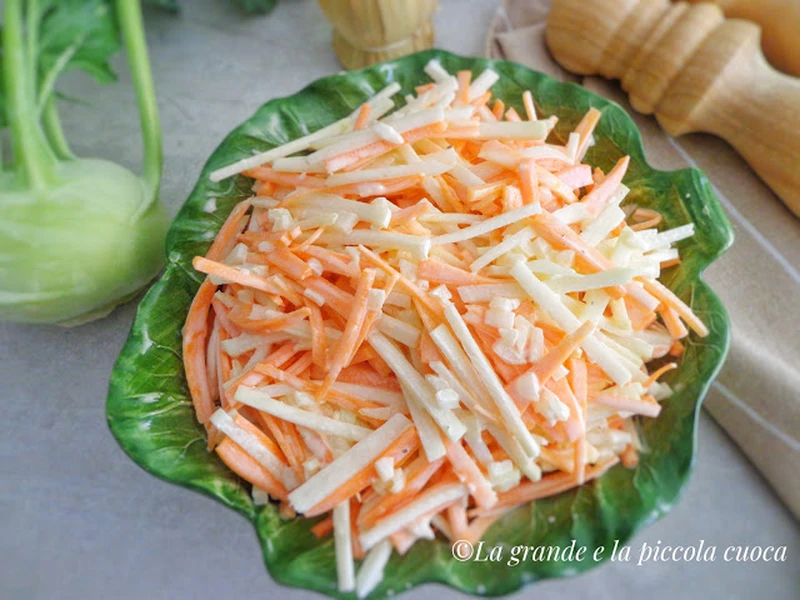 Surówka Coleslaw z kalarepą