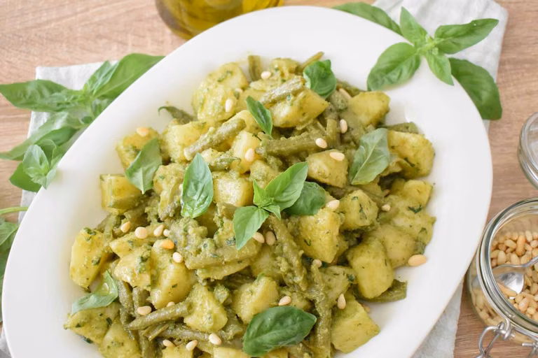 Włoska sałatka ziemniaczana z pesto i fasolką szparagową z Ligurii