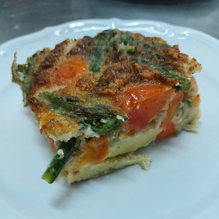 Fritatta ze szparagami i pomidorami.