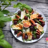 Sałatka z serem halloumi, figą, winogronem i mixem sałat