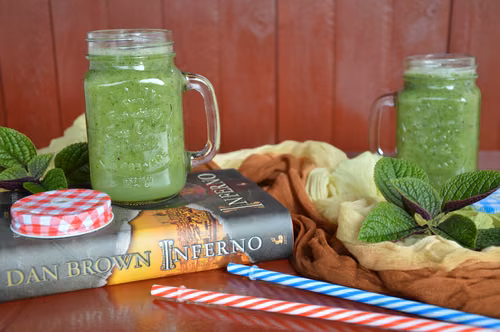 Zielony koktajl z wyraźną nutą kiwi