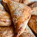Trójkąty z ciasta francuskiego z pieczarkami, porem i serem żółtym