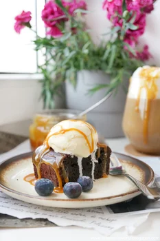 Bezglutenowe brownie z waniliowymi lodami i solonym karmelem