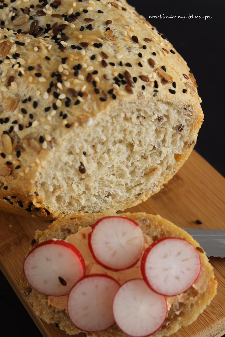 Chleb orkiszowy na drożdżach z ziarnami