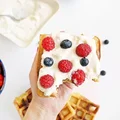 Domowe gofry z bitą śmietaną i letnimi owocami