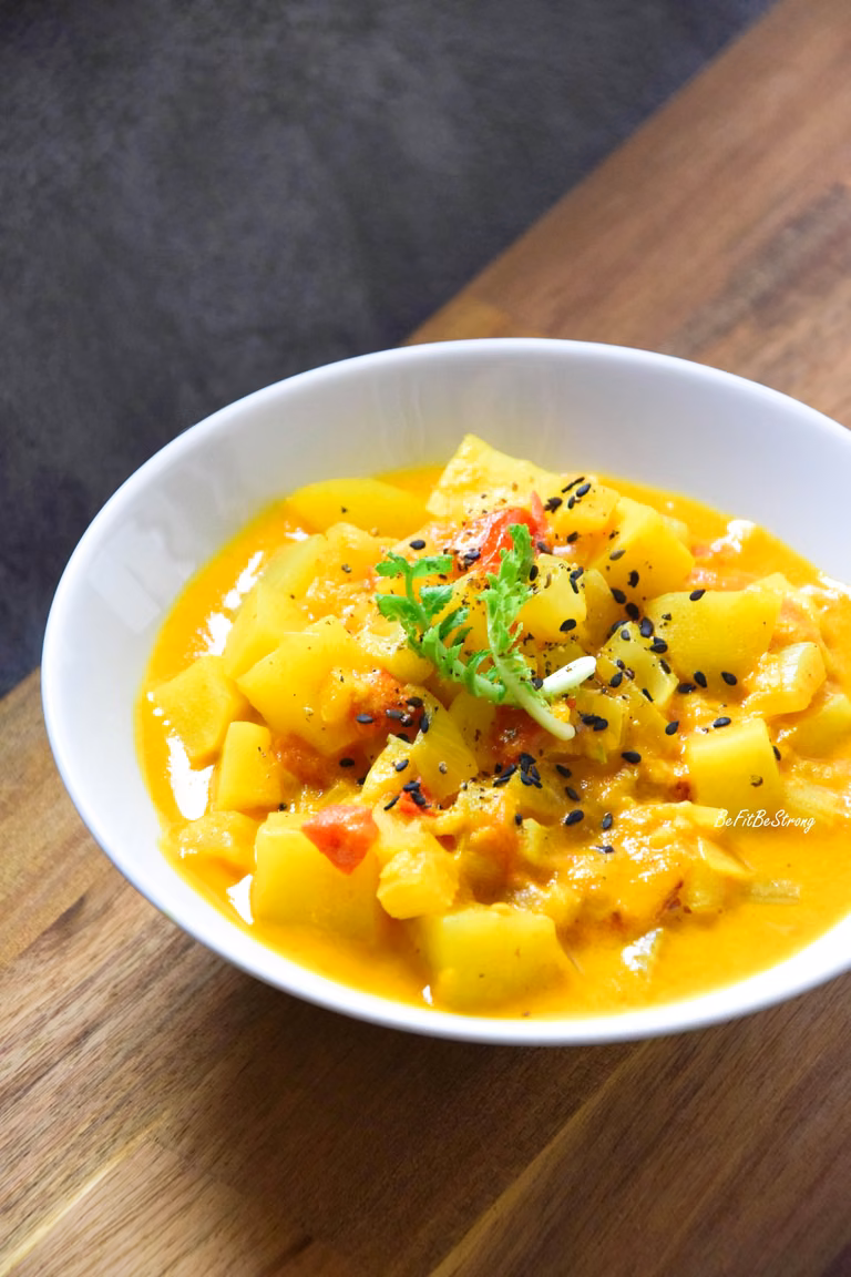 Curry kokosowe z ziemniakami i selerem naciowym