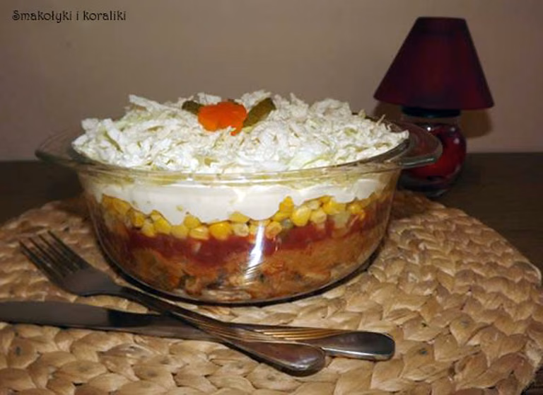 Warstwowa sałatka gyros