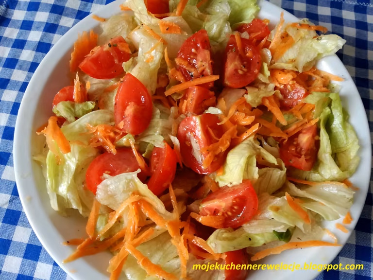 Surówka z sałaty lodowej - 130 kcal
