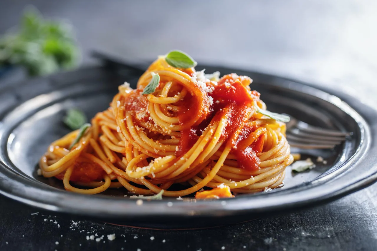 Zrób z nami najlepszy sos do spaghetti! Po jakie dodatki do sosu warto sięgnąć?