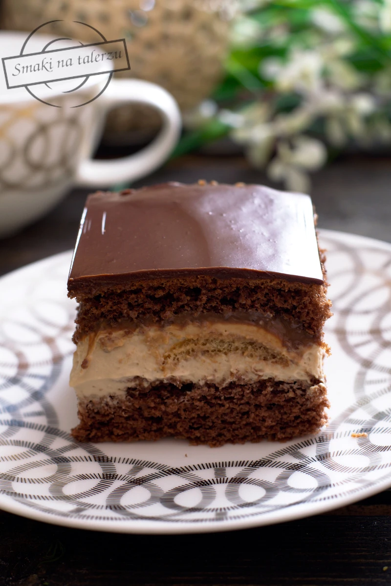 Kakaowy biszkopt z masą cappuccino i biszkopcikami
