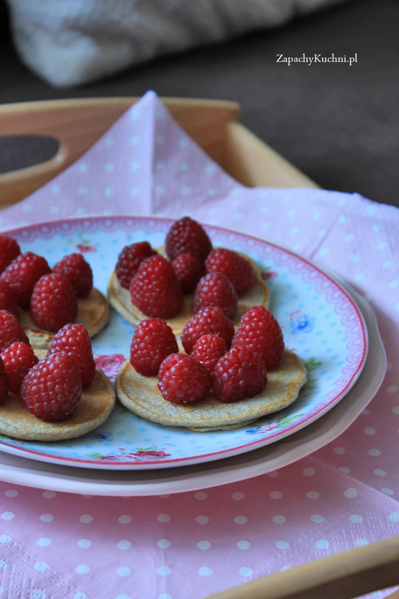 ŻYTNIE PANCAKES Z MALINAMI
