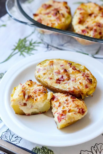 Pieczone ziemniaki faszerowane serem i salami
