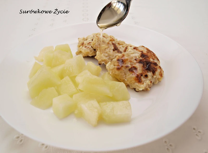 Placuszki serowe z miodem w towarzystwie melona