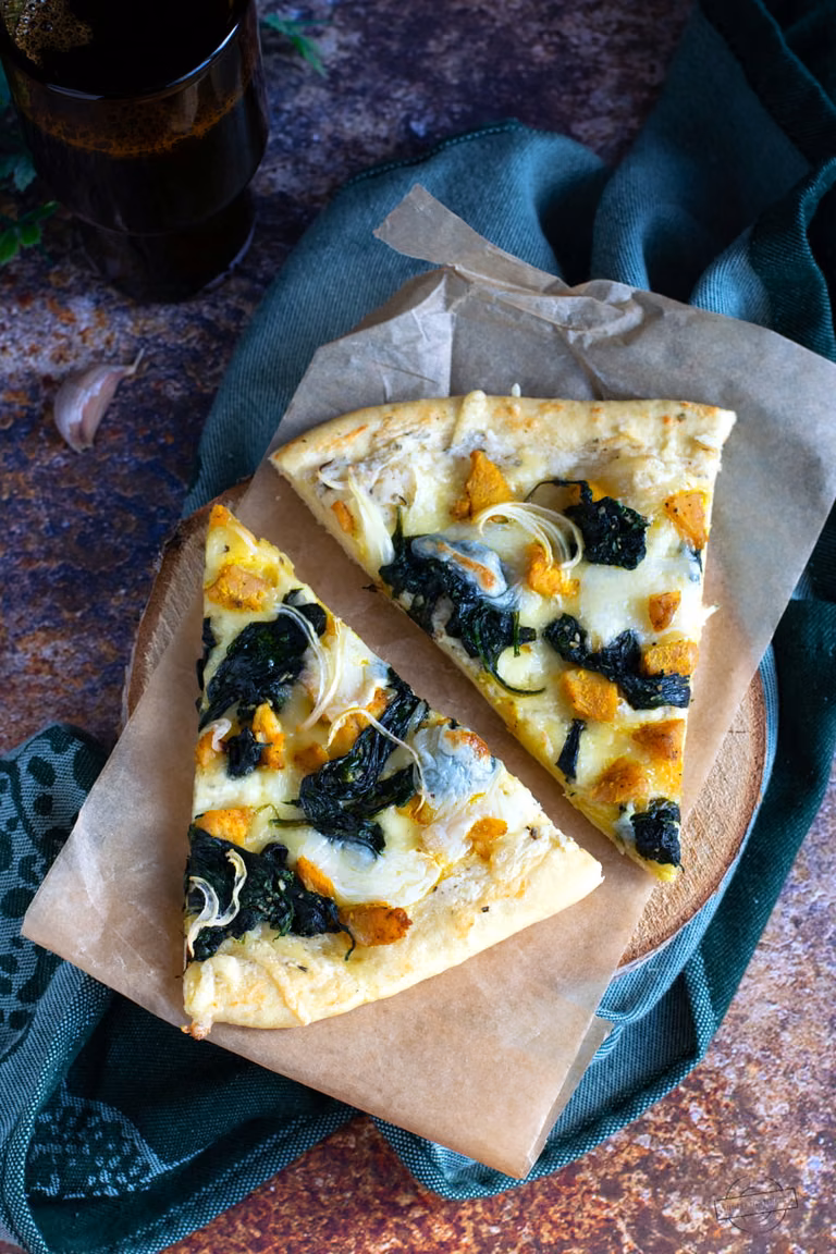 Biała pizza z kurczakiem i szpinakiem