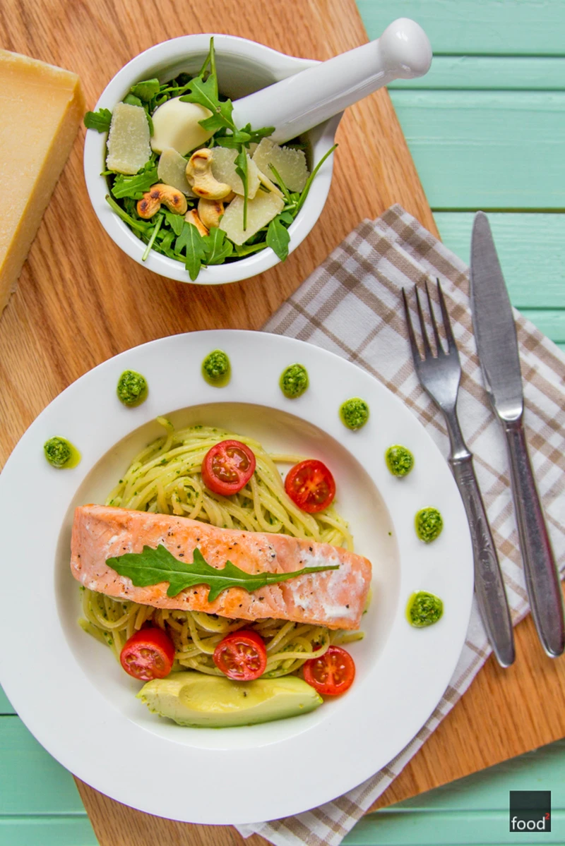 Łosoś na spaghetti z pesto z rukoli
