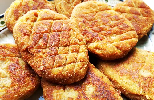 Pikantne kotlety ziemniaczane z kiełbasą i pieczarkami