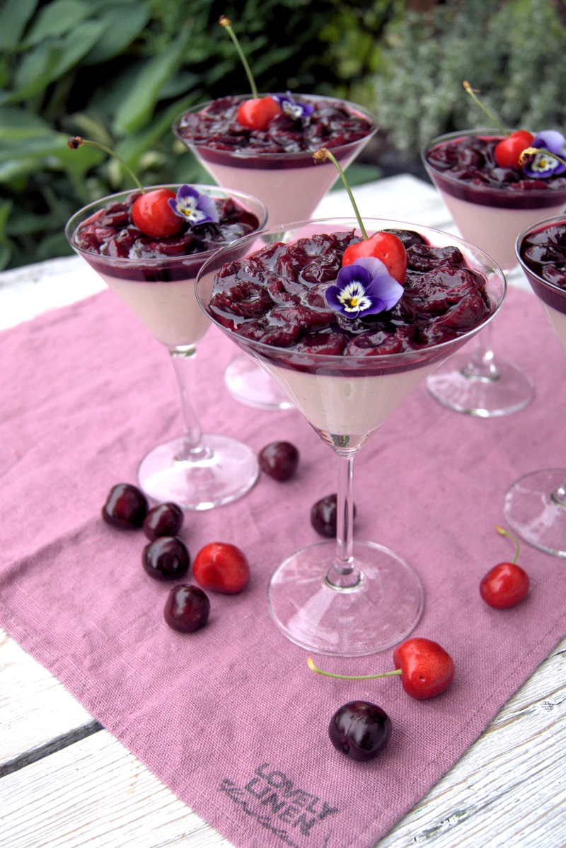 Panna Cotta z czereśniami w syropie z kwiatów cazrnego bzu