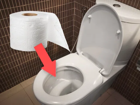 Kładziesz papier toaletowy na desce w publicznym WC? Lepiej tego nie rób!