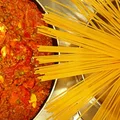 Spaghetti bolognese z groszkiem