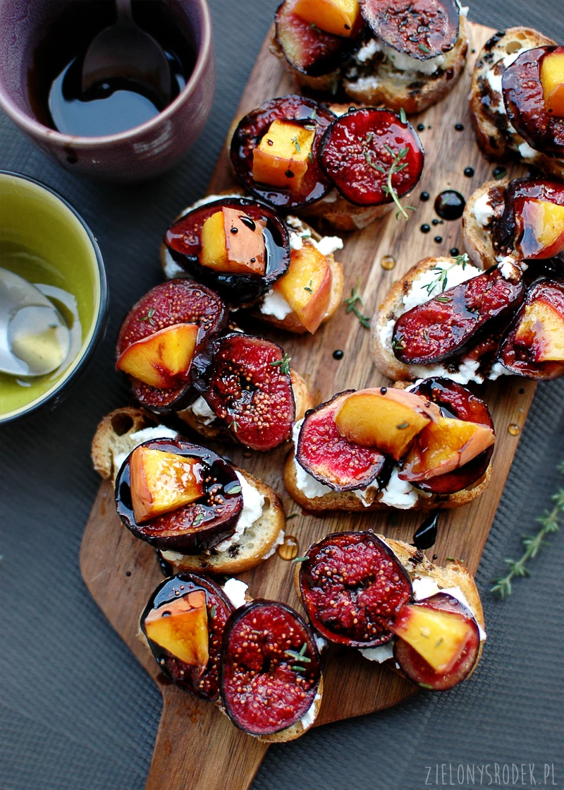 grzanki z pieczoną figą, ricottą, redukcją balsamiczną oraz miodem