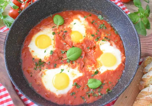 Neapolitańskie jajka w sosie pomidorowym - "Uova in purgatorio"