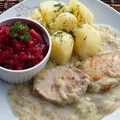 Schab duszony w sosie ogórkowym