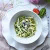 spaghetti ze szpinakowym pesto i fetą