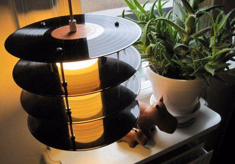 Pomysł na półeczki z płyt vinylowych