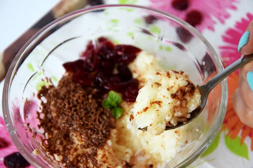 Ryż na mleku z gorzką czekoladą i żurawiną (ok. 320 kcal)