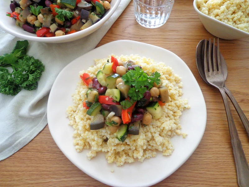 Aromatyczne ratatouille z kaszą jaglaną, ciecierzycą i czerwoną fasolą