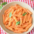 Sycylijska "Pasta del maresciallo" w kremowym sosie pomidorowym
