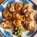 Placki z płatków ryżowych z bananem, serem żółtym i masłem orzechowym