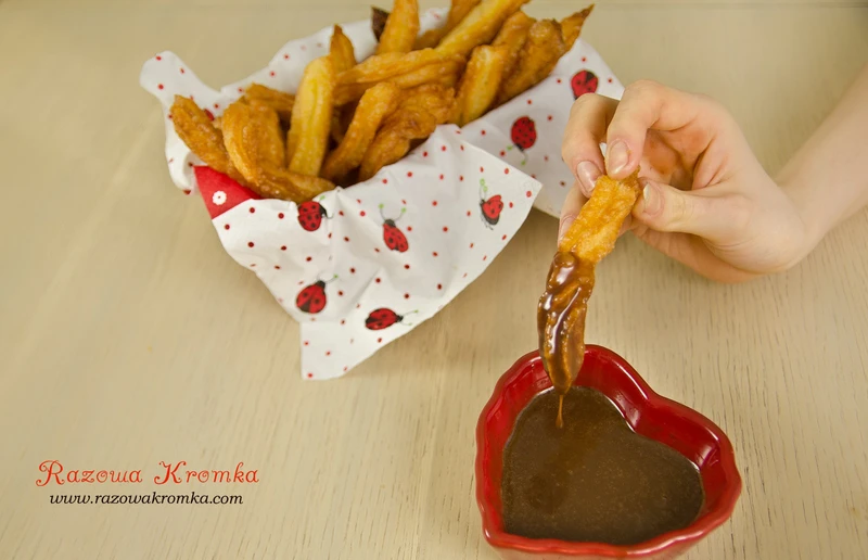 churros z sosem czekoladowo-cynamonowym