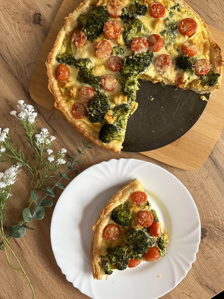 Tarta na cieście francuskim z brokułami