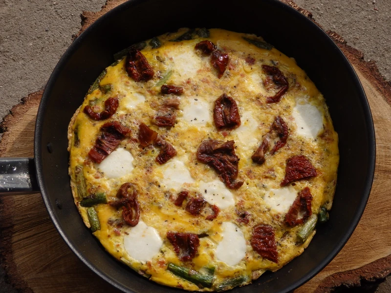 Frittata ze szparagami, suszonymi pomidorami i mozzarellą